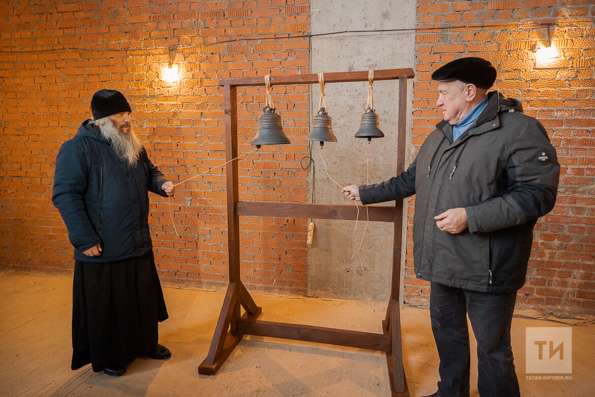 На стройплощадку казанского хосписа доставили колокола для домового храма