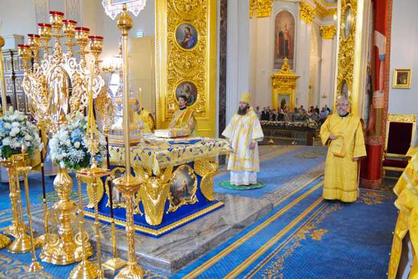 Епископ Елабужский Иннокентий и клирики Закамского благочиния совершили Литургию в Казанском соборе