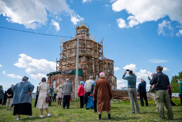 Митрополит Кирилл освятил крест на купол восстанавливающегося Смоленского храма в селе Чирпы