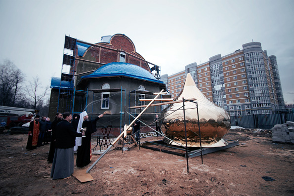 На строящийся в Зеленодольске храм святителя Николая установили центральный купол