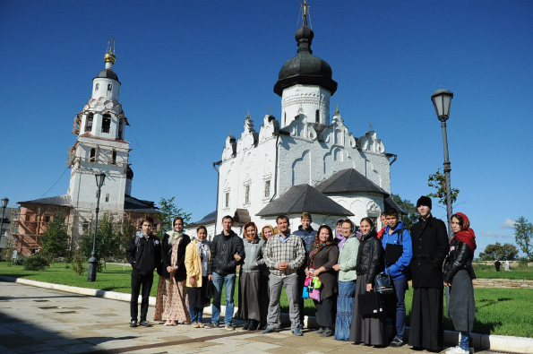 Участники Международного молодежного форума «Объединенные верой — устремленные в будущее» посетили святыни острова Свияжск