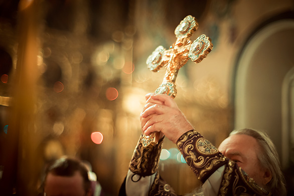 В канун праздника Воздвижения Креста Господня митрополит Феофан возглавил вечернее богослужение в Петропавловском соборе Казани