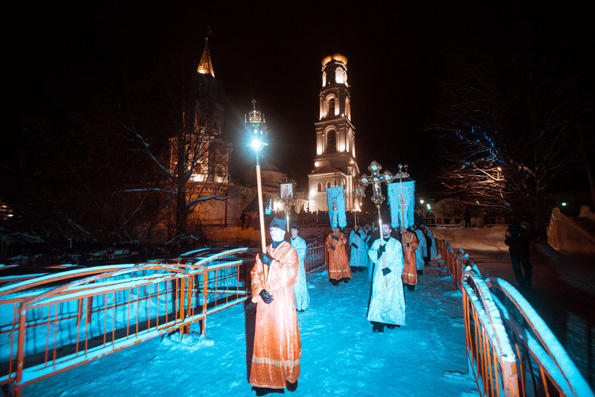 Тожественная литургия, крестный ход и очередь к святой воде
