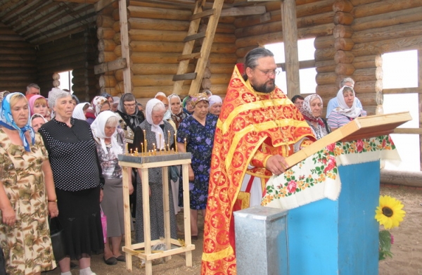 В строящемся храме в честь святых новомучеников Чистопольских прошла первая служба