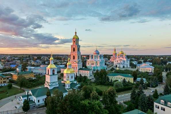 В канун Недели 19-й по Пятидесятнице митрополит Кирилл молился за всенощным бдением в Троицком соборе Серафимо-Дивеевского монастыря