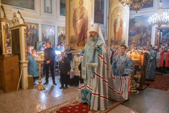 В канун праздника Покрова Пресвятой Богородицы митрополит Кирилл возглавил всенощное бдение в Никольском соборе Казани