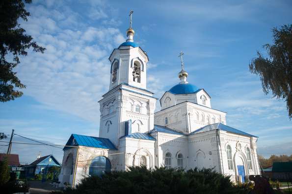 В Неделю 18-ю по Пятидесятнице митрополит Кирилл совершил Литургию в храме Грузинской иконы Божией Матери в посёлке Осиново