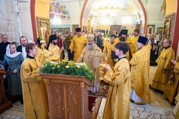 В день памяти святителя Николая Чудотворца митрополит Кирилл возглавил престольный праздник в храме казанского посёлка Красная Горка