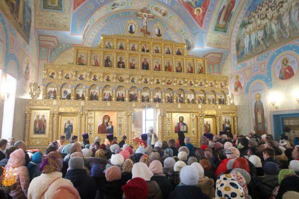 В день памяти благоверного Александра Невского митрополит Кирилл совершил Литургию в Рождественском храме Нижнекамска