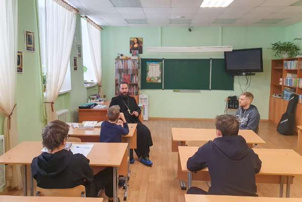 Священник проводит беседы с подростками в Центре временного содержания несовершеннолетних правонарушителей