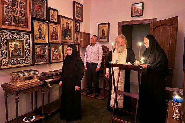 В день памяти священномученика Серафима (Чичагова) митрополит Кирилл молился за Литургией в крестовом храме архиерейской резиденции
