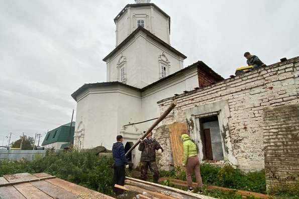 Добровольцы оказали трудовую помощь храму Живоначальной Троицы села Полянка Лаишевского района