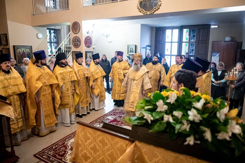 В день памяти святителей Московских митрополит Кирилл возглавил престольный праздник на архиерейском подворье в Казани