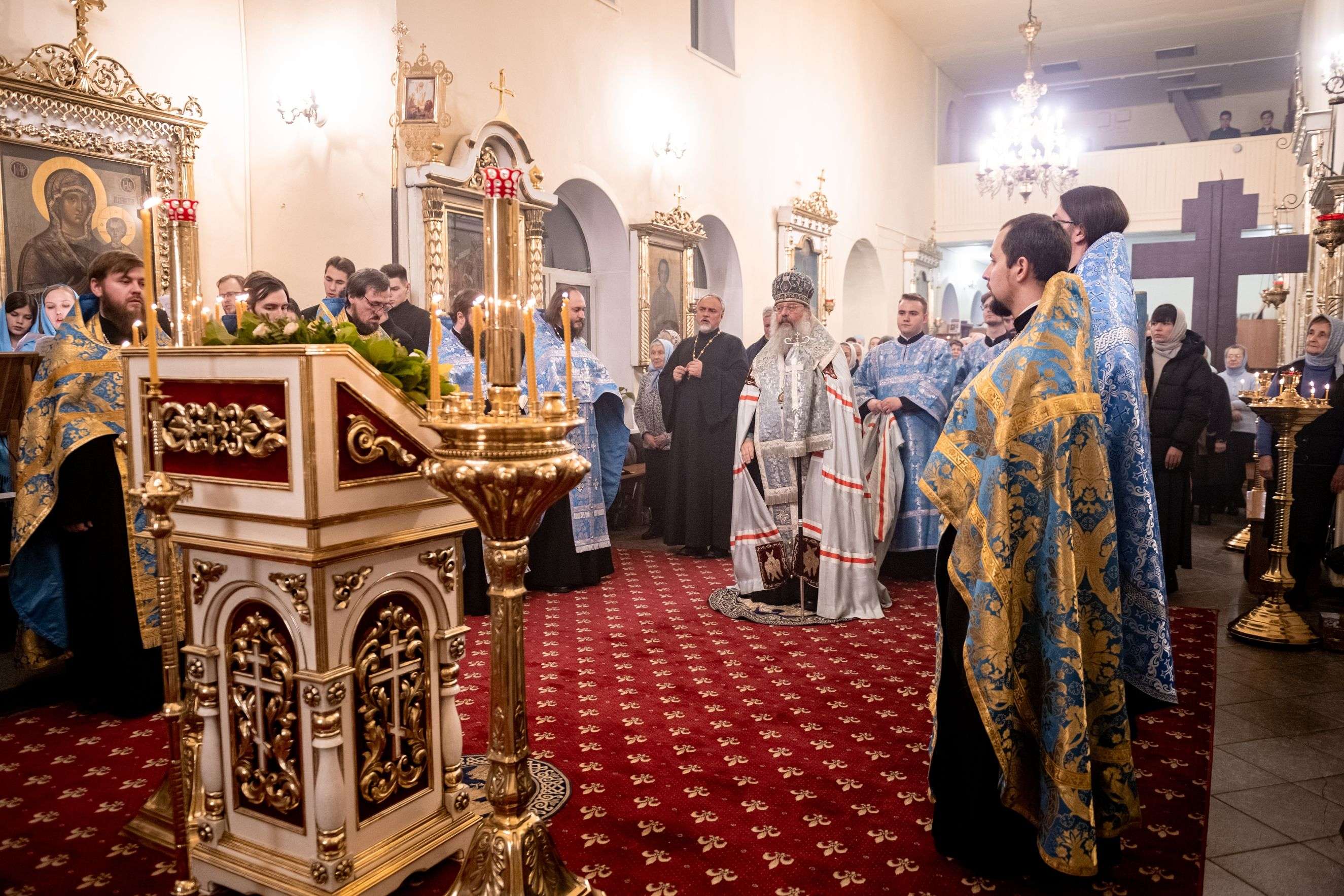 В канун праздника Иверской иконы Божией Матери митрополит Кирилл совершил всенощное бдение в Иоанно-Кронштадтском храме Казанской семинарии