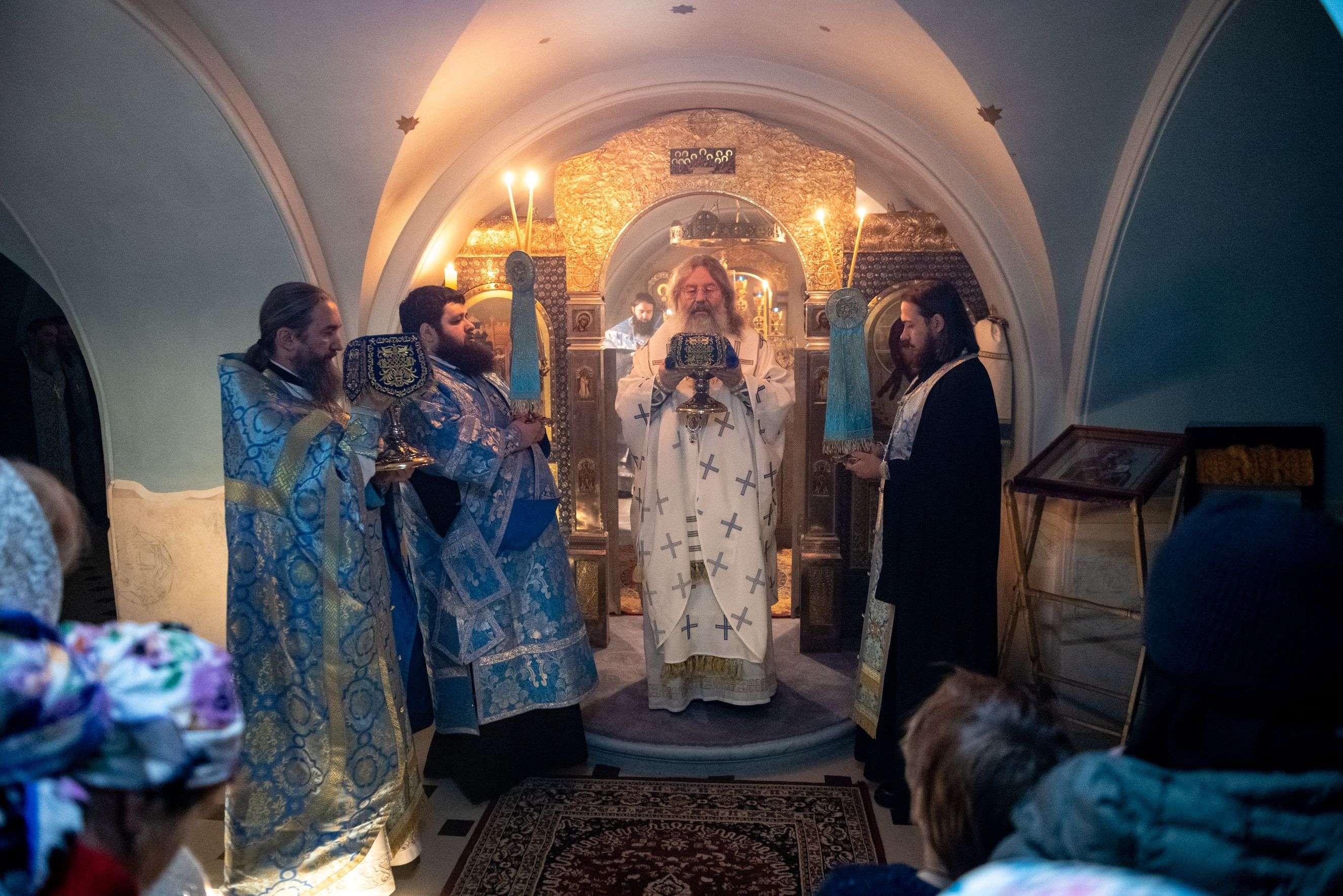 В праздник иконы Пресвятой Богородицы «Скоропослушница» митрополит Кирилл совершил Литургию в Пещерном храме Казанского Богородицкого монастыря 