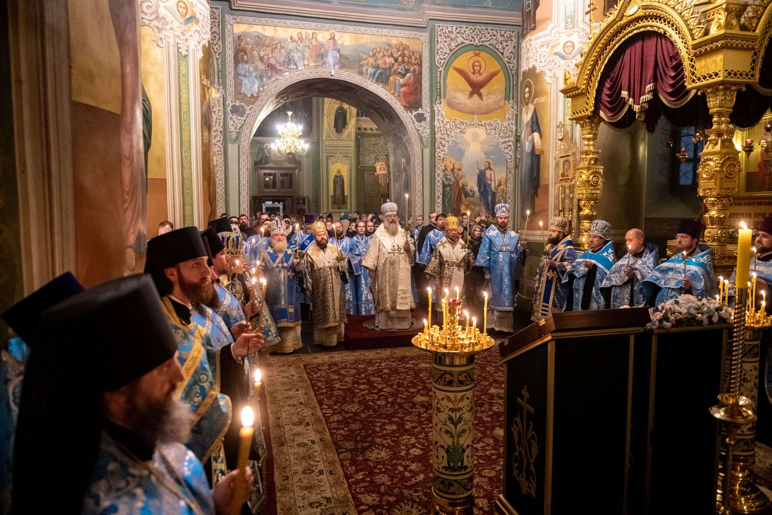 В канун Недели 22-й по Пятидесятнице митрополит Кирилл возглавил всенощное бдение в Благовещенском соборе Казанского кремля