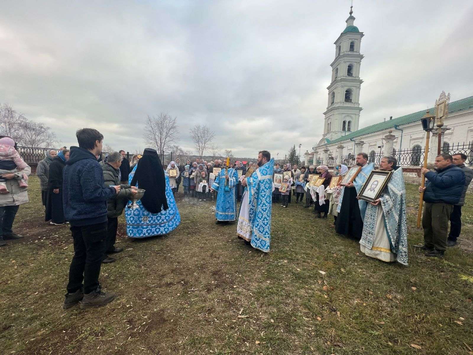 В Спасском соборе Елабуги молитвенно отметили праздник иконы Богородицы «Всех скорбящих Радость»