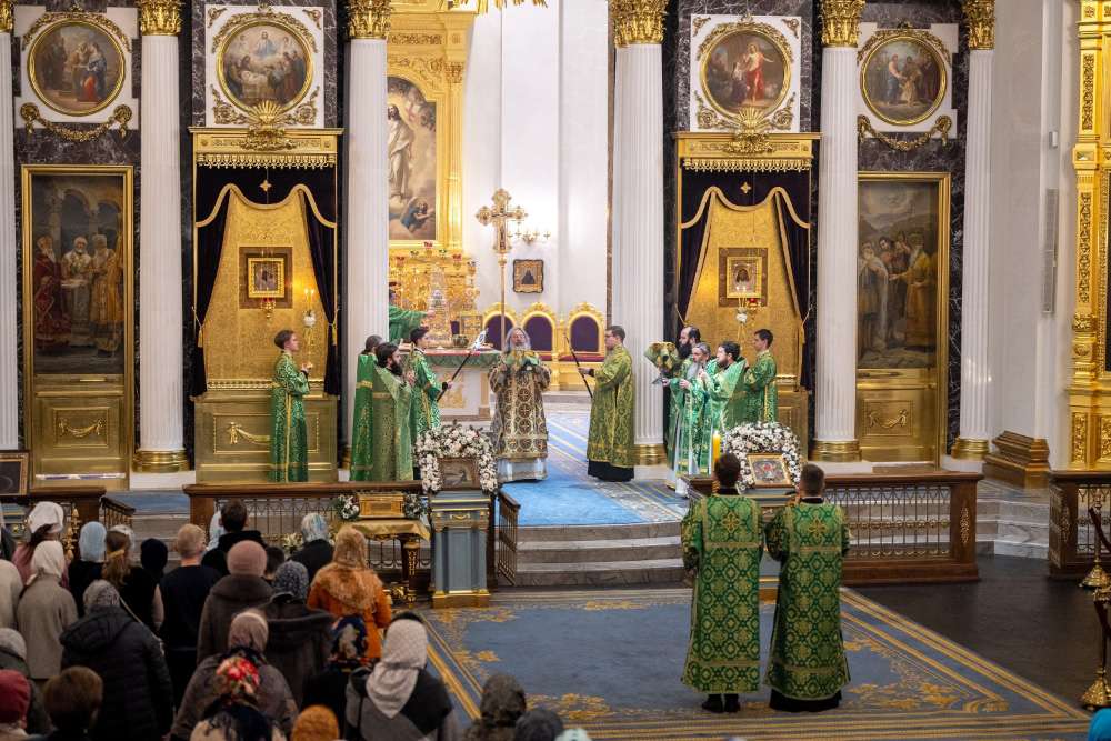 В Неделю пред Рождеством Христовым митрополит Кирилл совершил Литургию и молебен на новолетие в Казанском кафедральном соборе