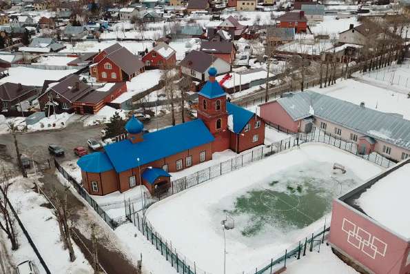 На колокольню Никольского храм села Константиновка установлены купол и крест