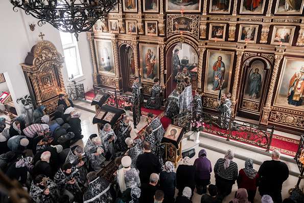 В день памяти благоверного великого князя Даниила Московского митрополит Кирилл совершил Литургию Преждеосвящённых Даров в Никольском храме города Зеленодольска