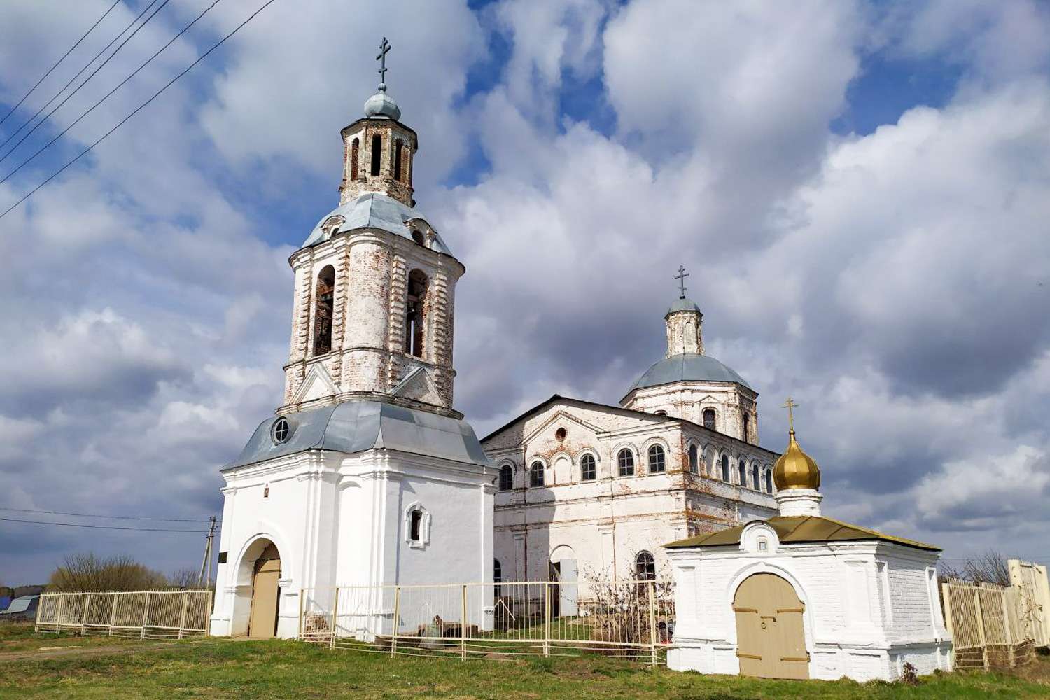 На возрождающийся Никольский храм в селе Державино установлены колокола