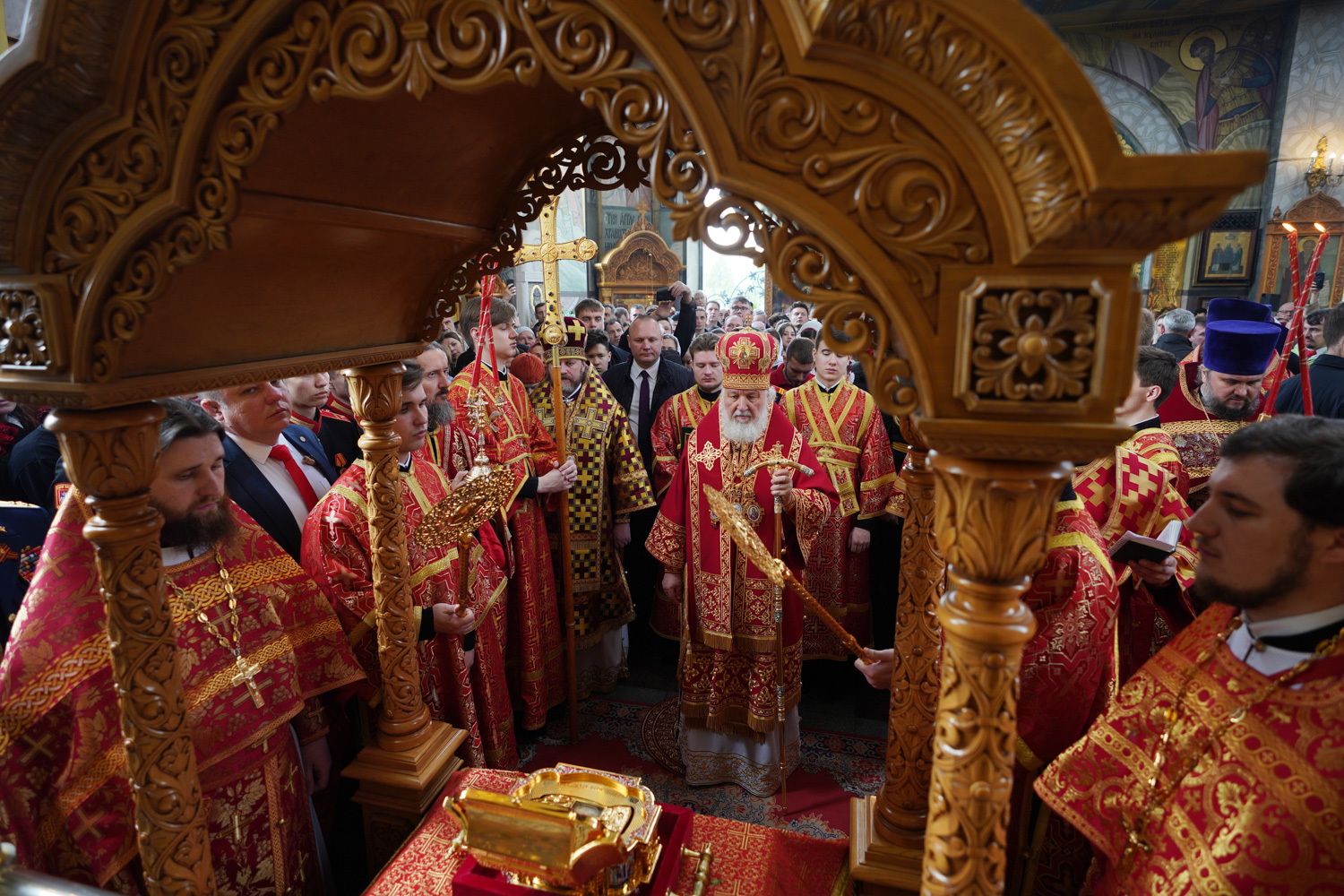 Святейший Патриарх Кирилл совершил Литургию в Георгиевском храме-памятнике на Поклонной горе в Москве и молебен перед началом принесения мощей святого Георгия в епархии Русской Церкви