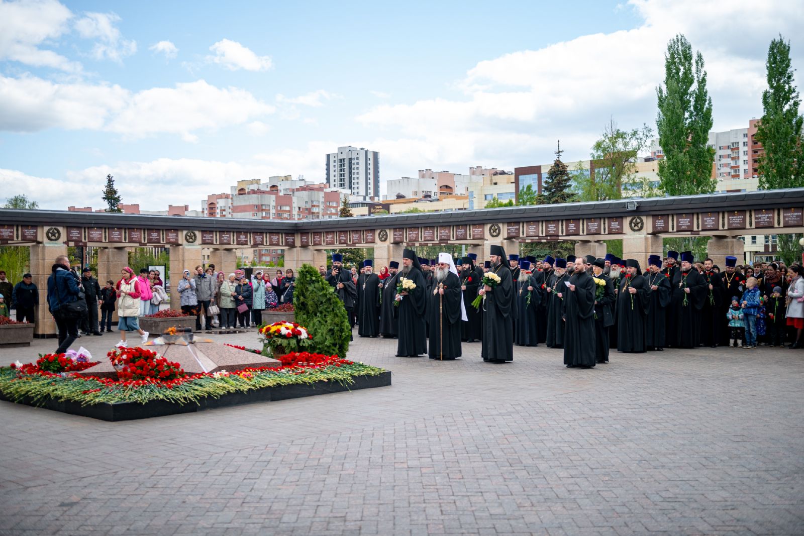 Архипастыри и духовенство Татарстанской митрополии возложили венки к мемориалу героям Великой Отечественной войны в Парке Победы города Казани