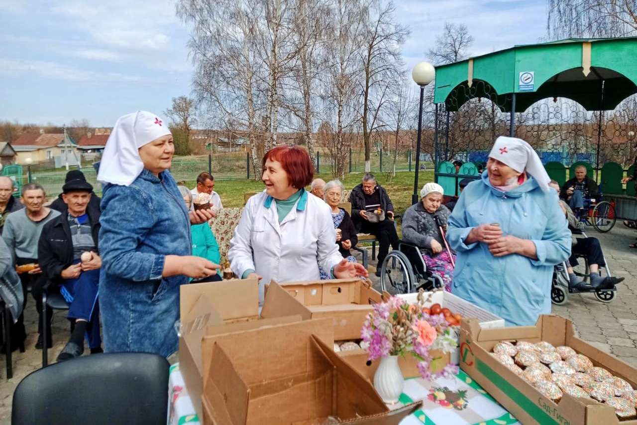 Сёстры милосердия Свято-Елисаветинского сестричества поздравили постояльцев Алексеевского дома-интерната с праздником Пасхи