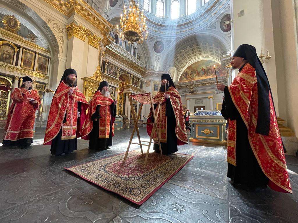 В Казанско-Богородицком монастыре молитвенно почтили память погибших в результате стрельбы в гимназии № 175