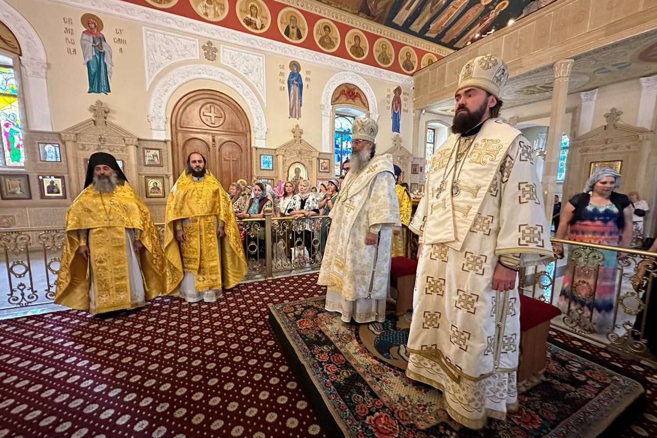 В день памяти апостола Варфоломея митрополит Кирилл и архиепископ Феофилакт совершили Литургию в кафедральном соборе святых жён-мироносиц в Баку