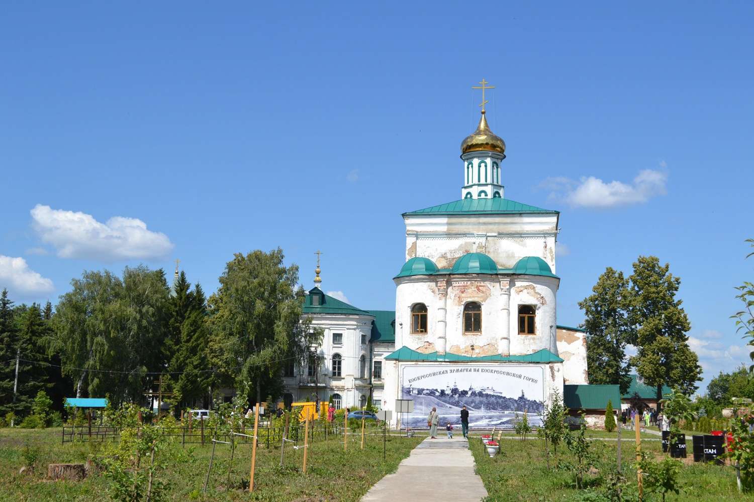 На территории Новоиерусалимского подворья прошла Воскресенско-Тихоновская благотворительная ярмарка