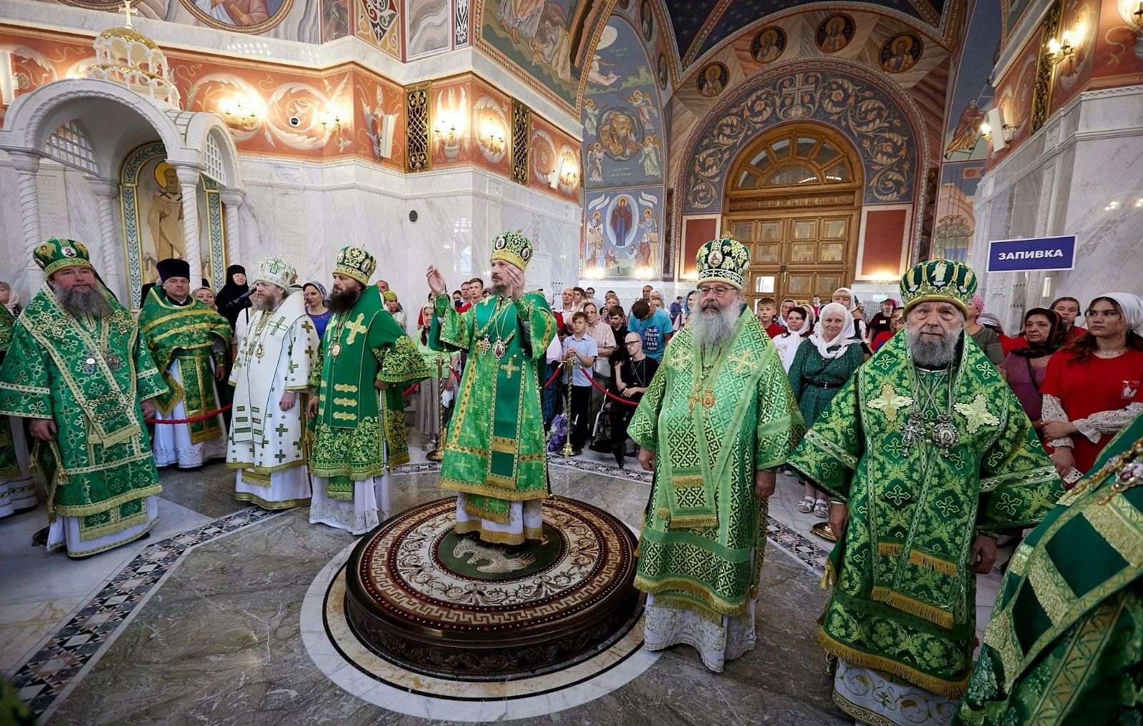 В день памяти преподобного Амвросия Оптинского митрополит Кирилл совершил Литургию в Александро-Невском соборе в Волгограде