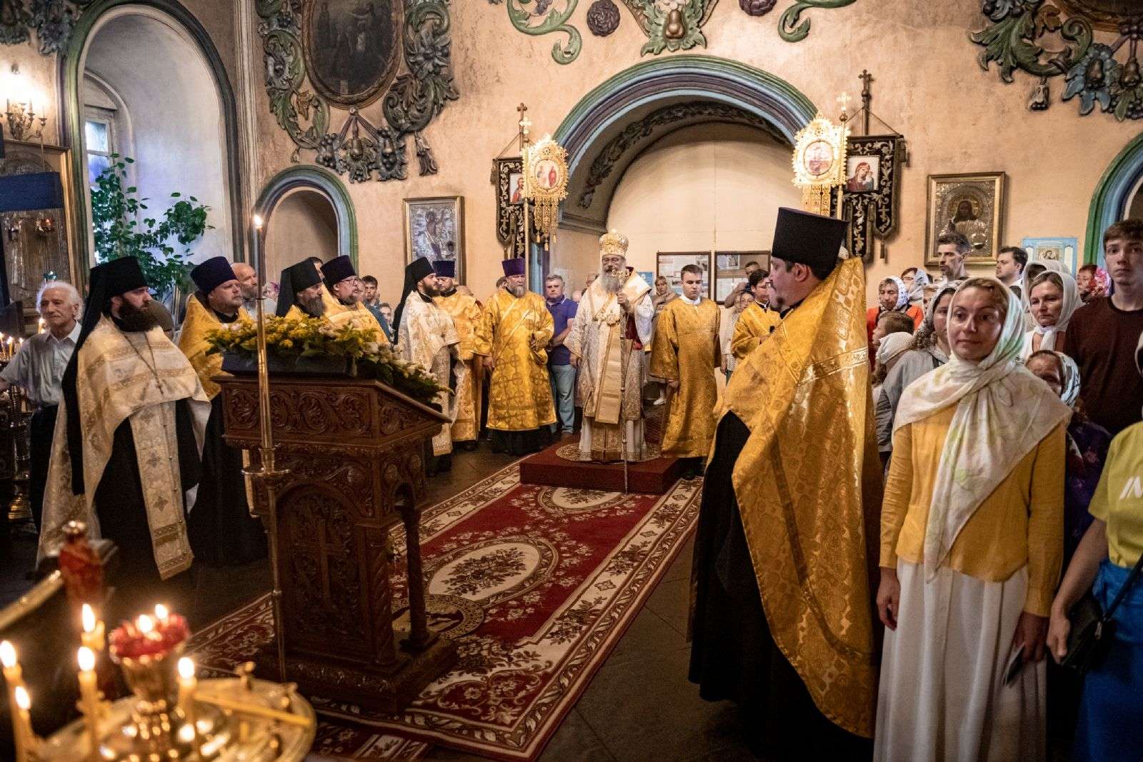 В канун праздника первоверховных апостолов Петра и Павла митрополит Кирилл совершил всенощное бдение в Петропавловском соборе Казани