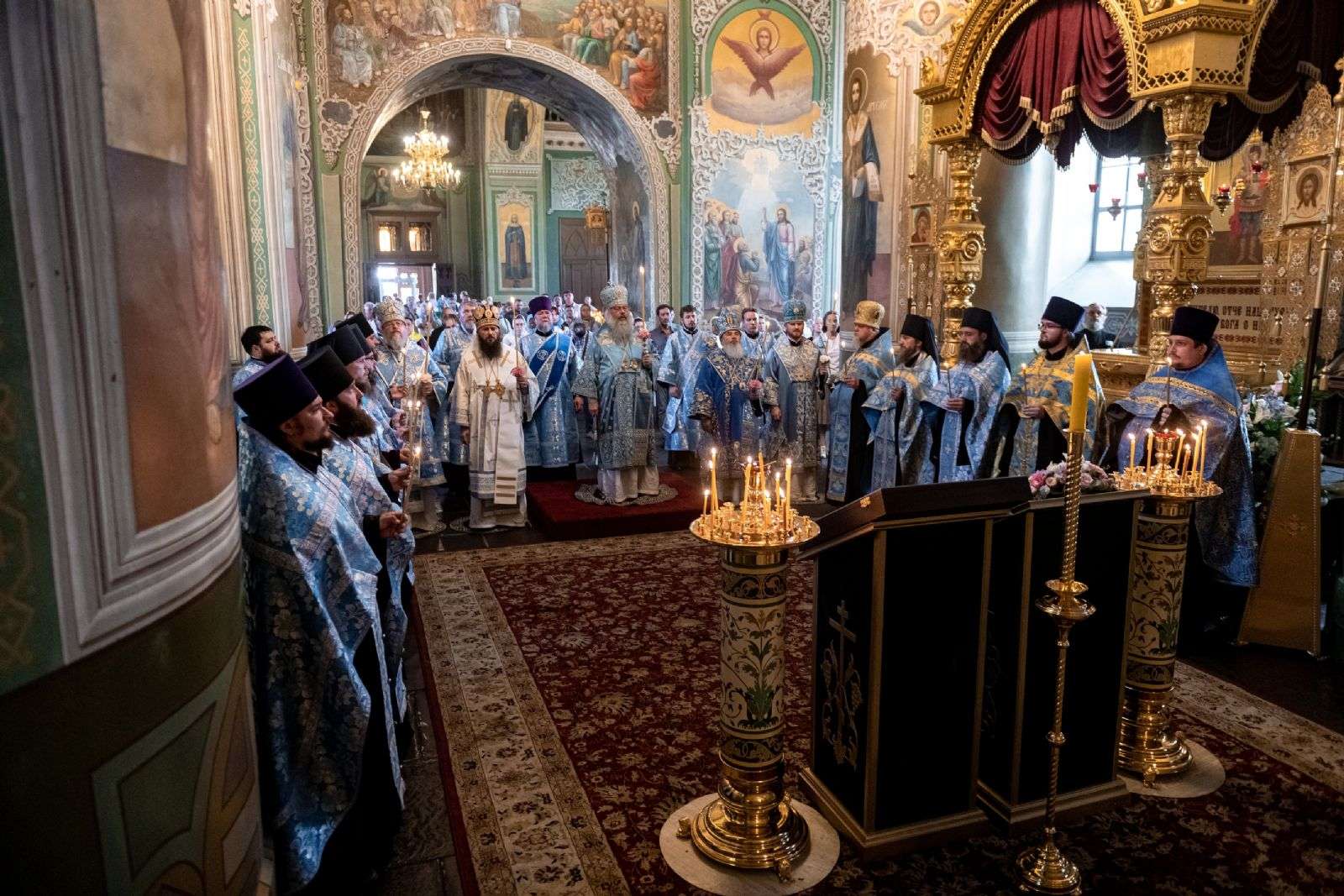 В канун Недели 7-й по Пятидесятнице митрополит Кирилл возглавил всенощное бдение в Благовещенском соборе Казанского кремля