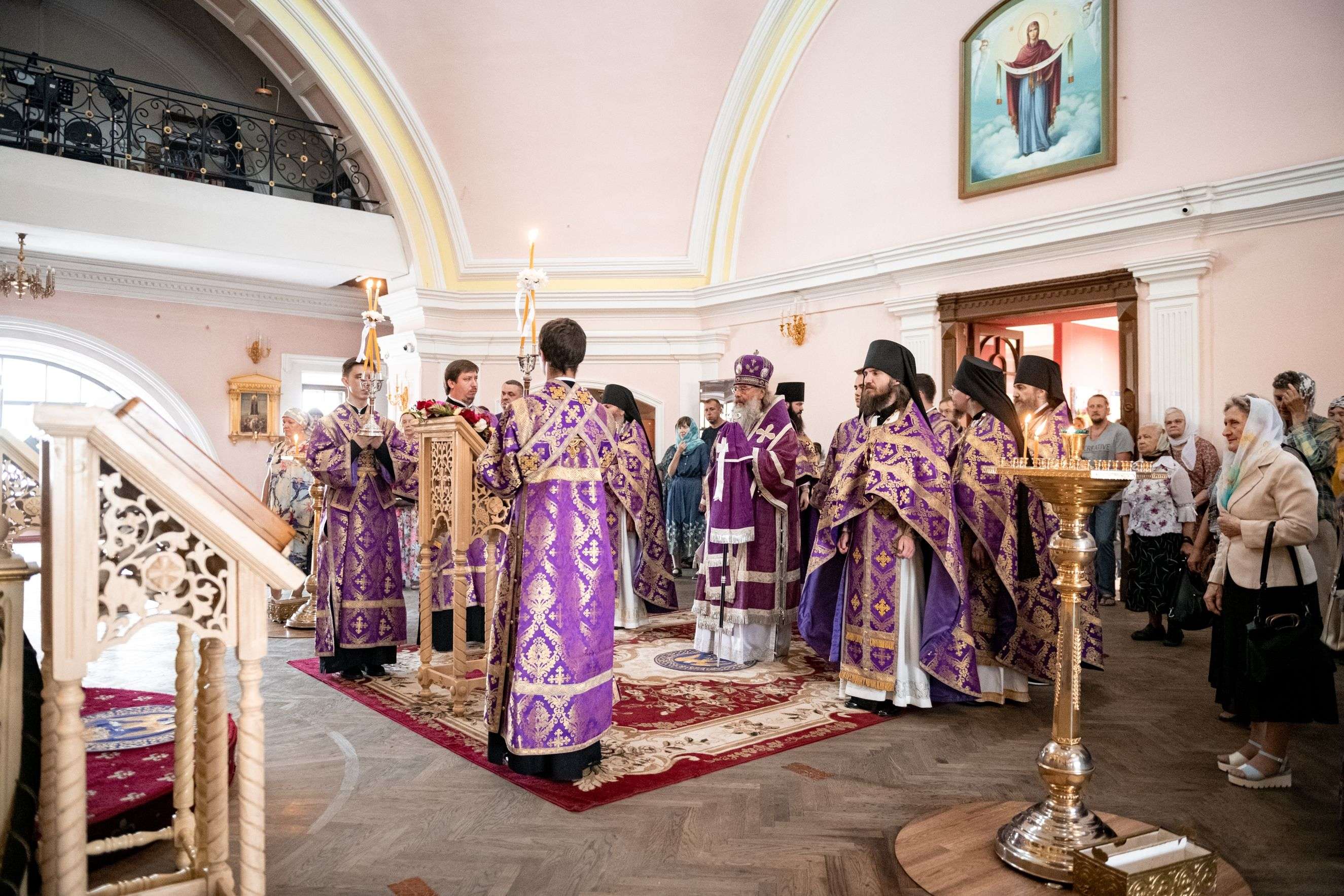 В первый день Успенского поста митрополит Кирилл совершил Литургию в Крестовоздвиженском храме Казанского монастыря
