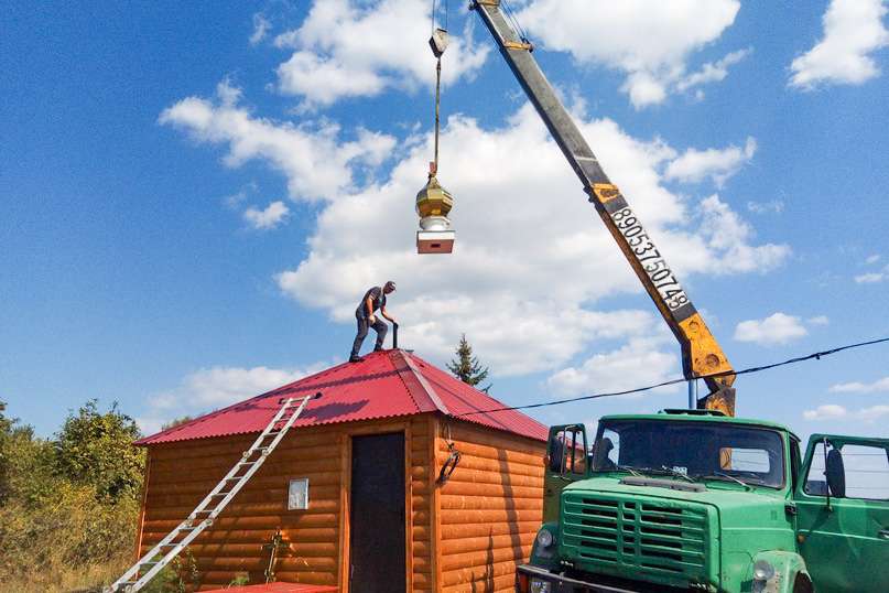 На храм-часовню в честь Покрова Пресвятой Богородицы в селе Ташевка установили крест