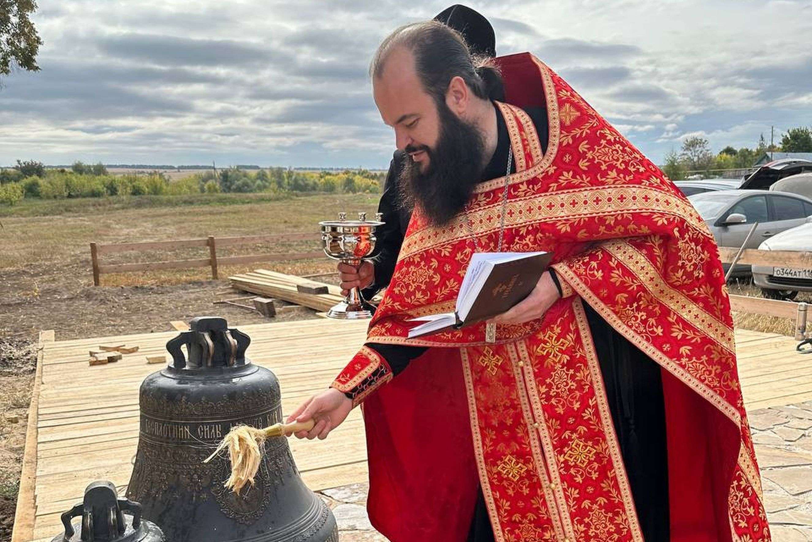 Освящены колокола возрождающегося Михайло-Архангельского храма в селе Архангельские Кляри