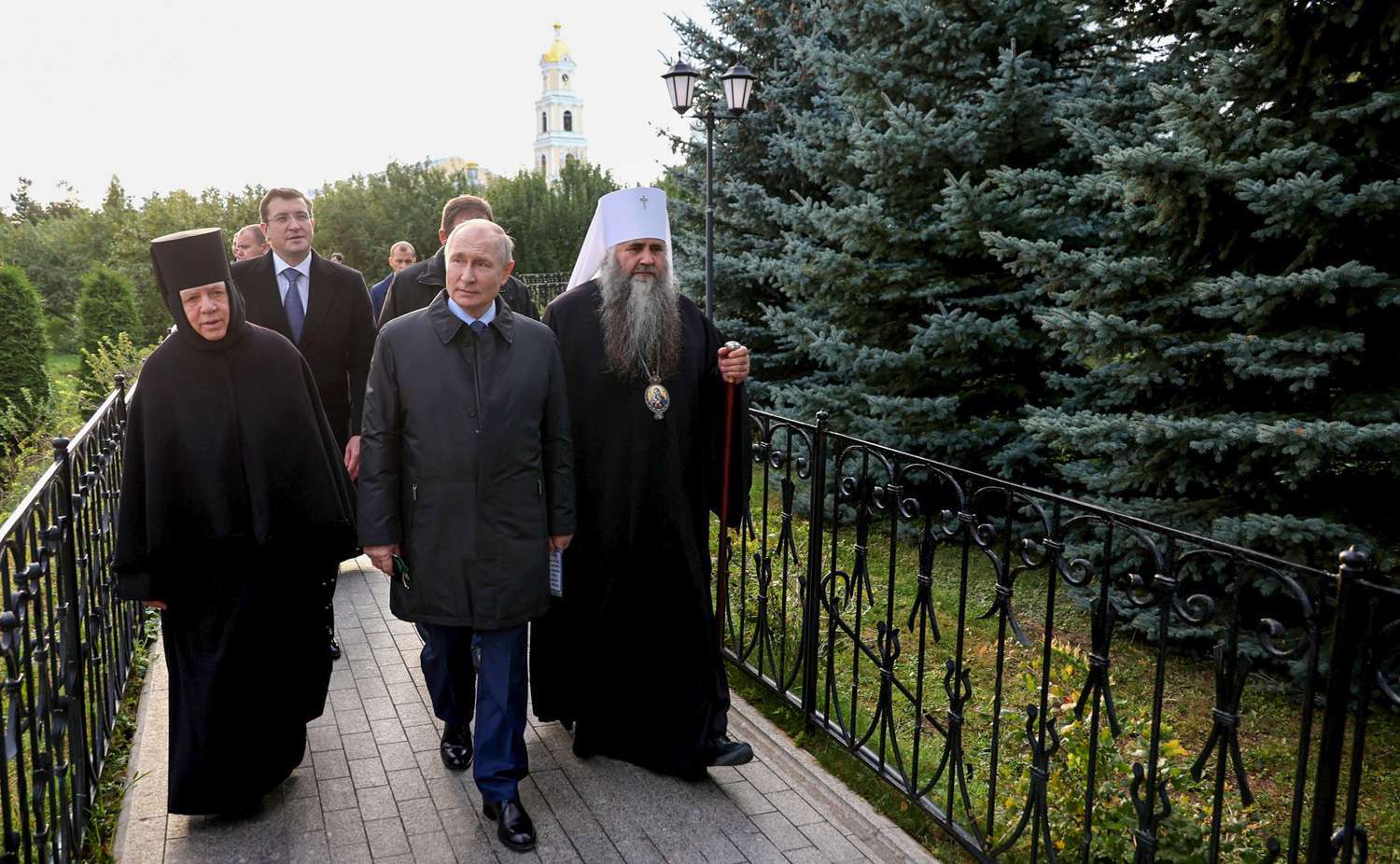 Президент России посетил Свято-Троицкий Серафимо-Дивеевский женский монастырь и Воскресенский собор в Арзамасе