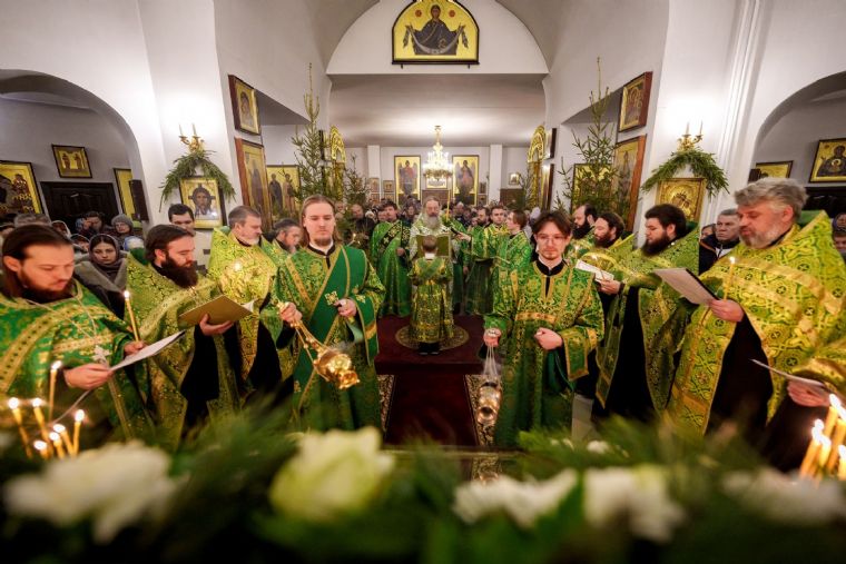 В канун дня памяти преподобного Серафима Саровского митрополит Кирилл совершил всенощное бдение в Серафимовском храме Казани