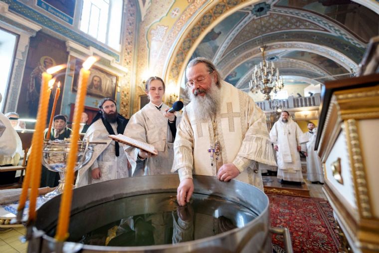 В Крещенский сочельник митрополит Кирилл совершил Литургию святителя Василия Великого в Никольском соборе Казани