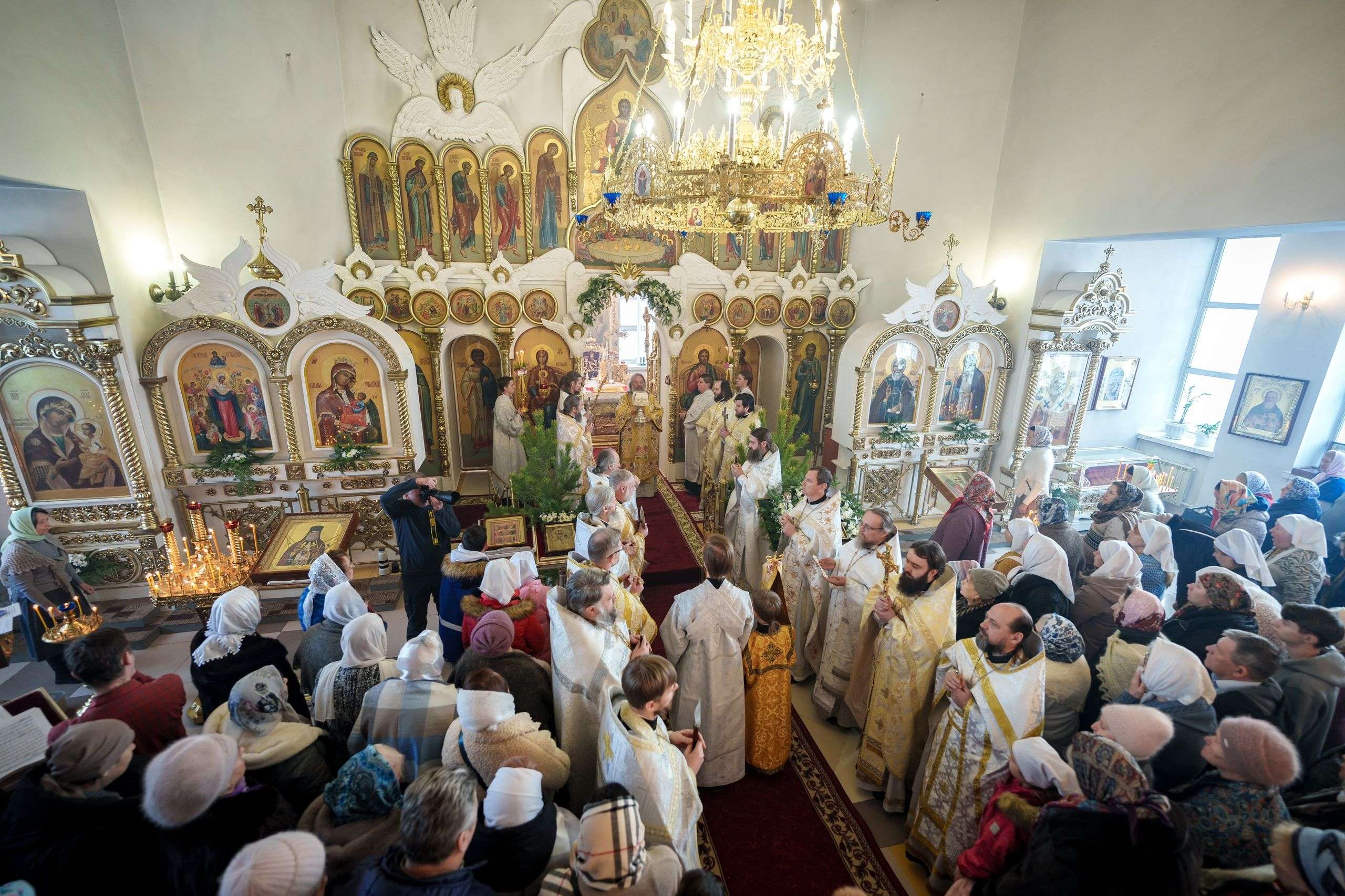 В день попразднства Рождества Христова митрополит Кирилл совершил Литургию в Андреевском храме города Зеленодольска