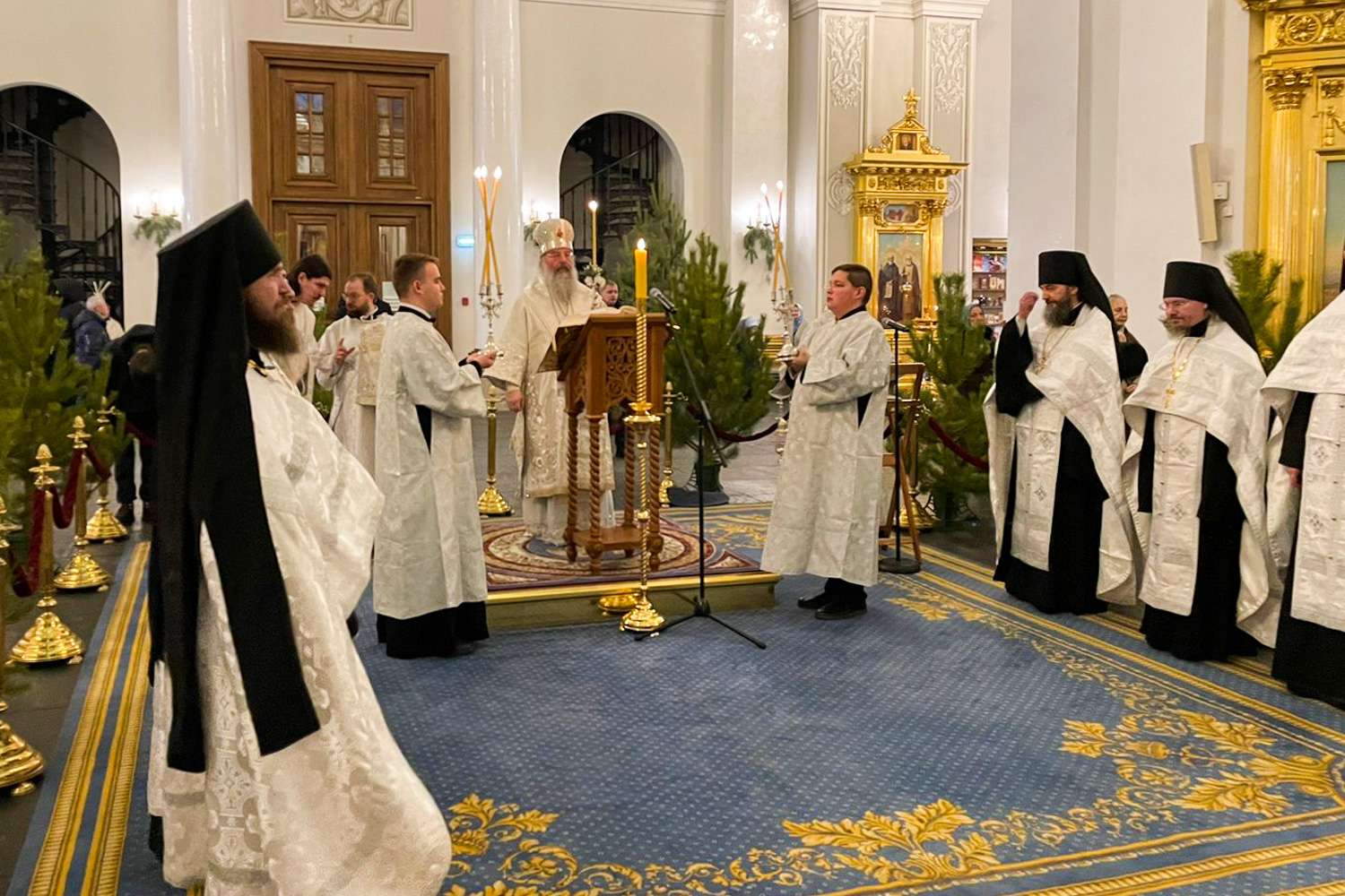 В день предпразднства Рождества Христова митрополит Кирилл совершил чтение Царских часов в Казанском соборе