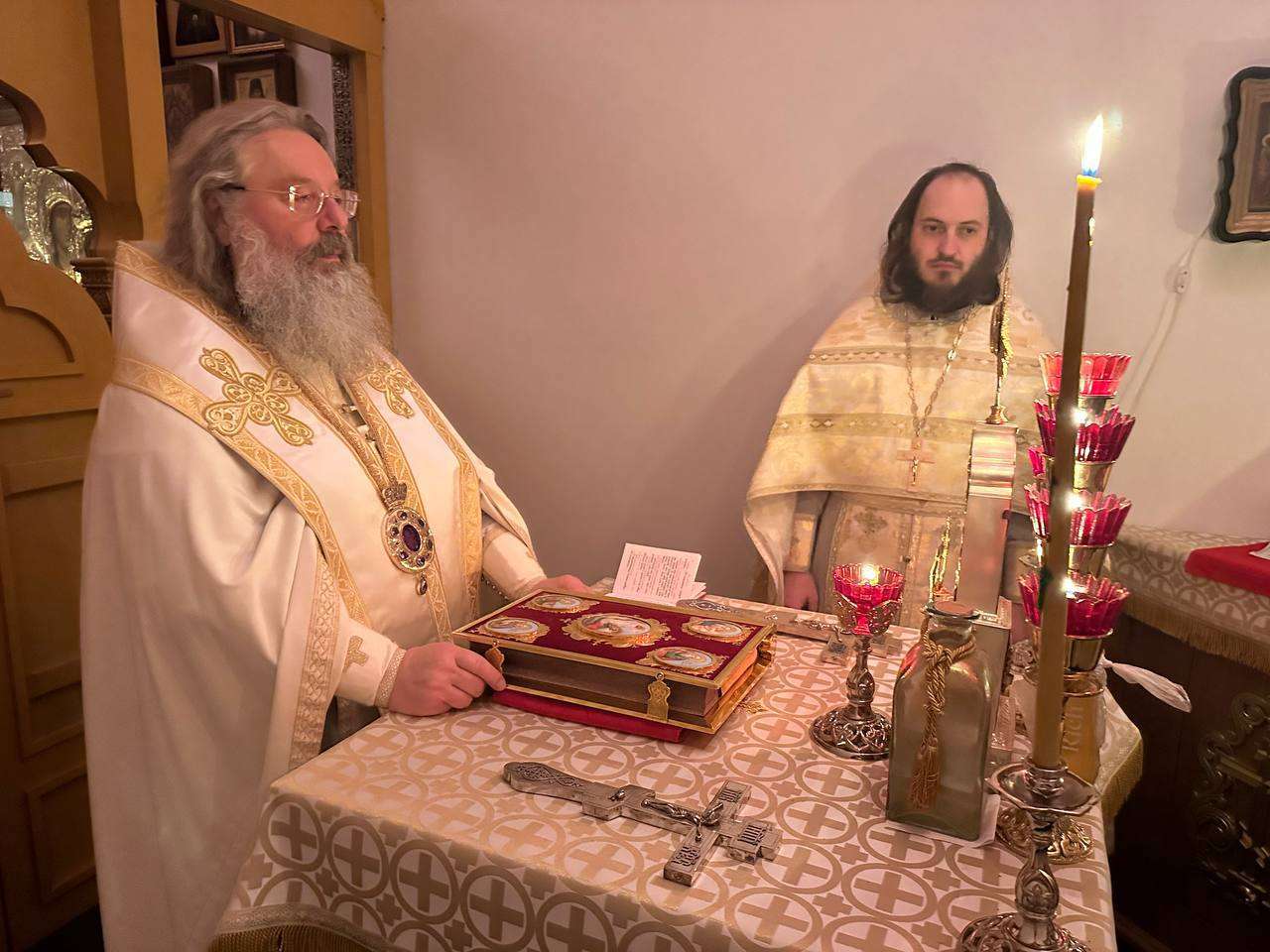  В новогоднюю ночь митрополит Кирилл совершил Литургию в крестовом храме архиерейской резиденции