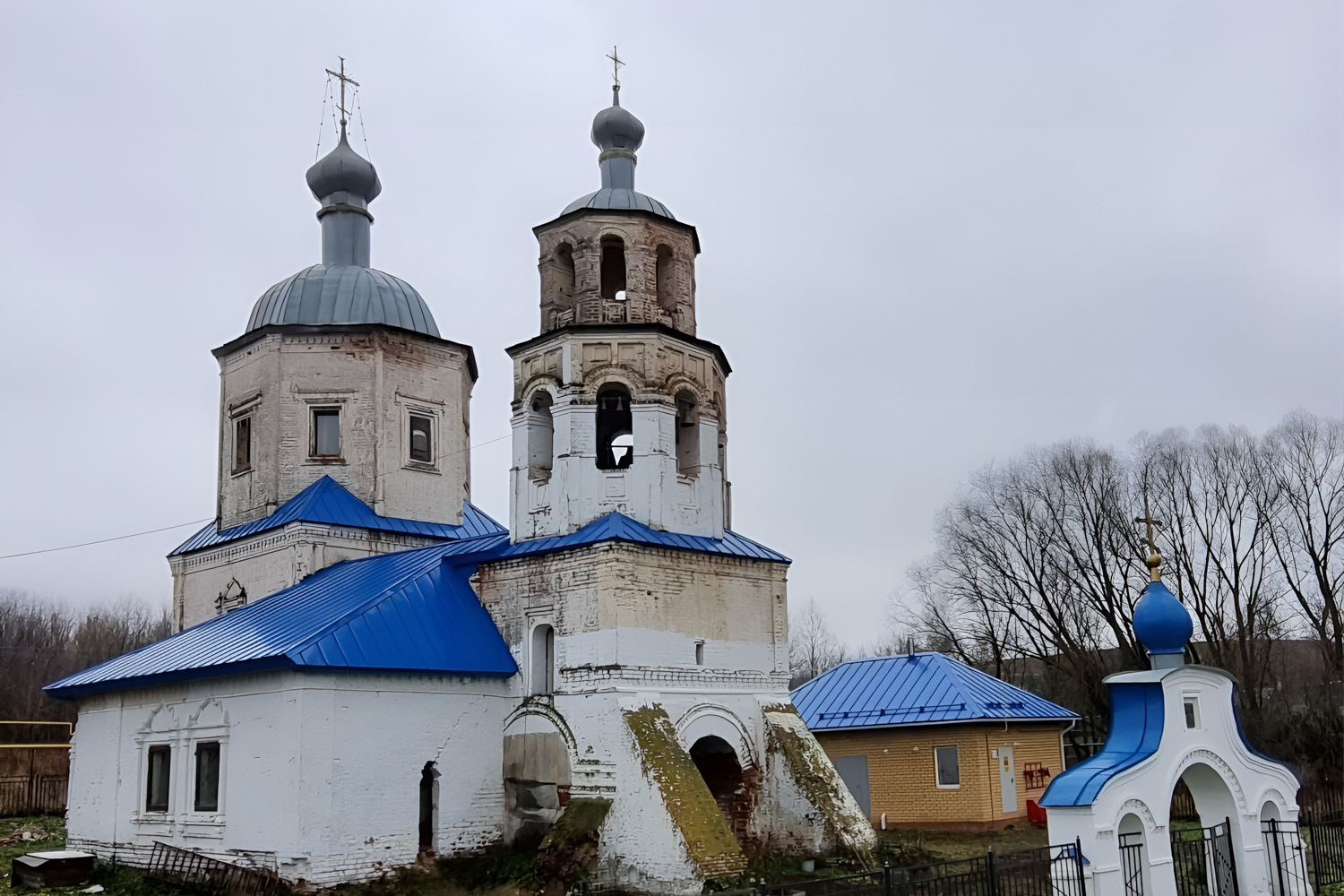 В старинном Смоленском храме в деревне Соловцово почтили память убиенного в годы гонений настоятеля прихода