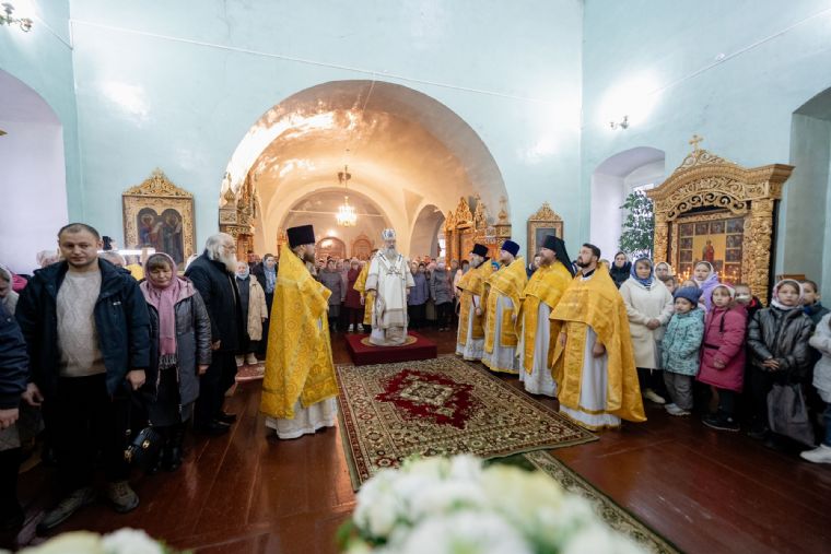 Митрополит Кирилл совершил Литургию в Троицком храме Буинска