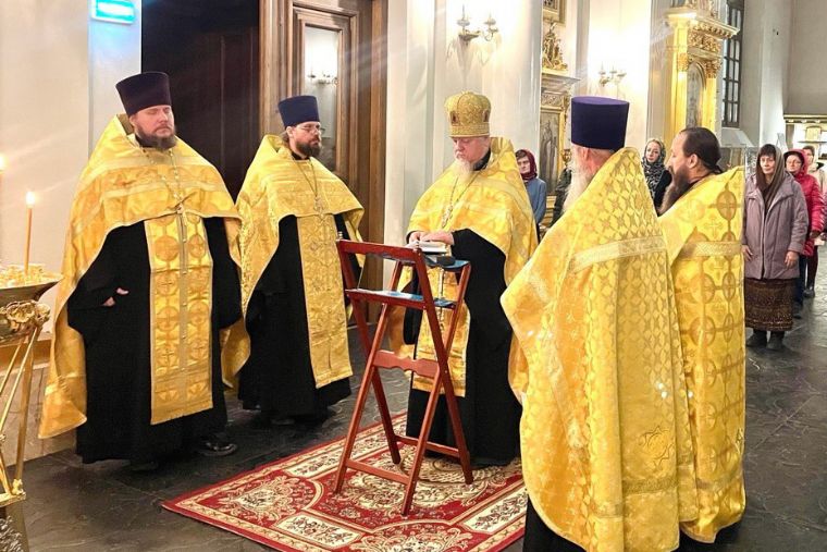 Открытие работы епархиальной службы помощи участникам СВО и их семьям предварил молебен в Казанском соборе
