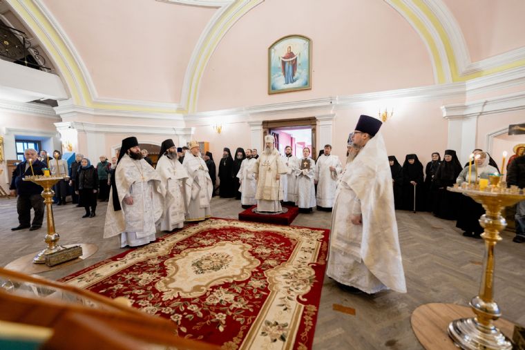 В день памяти Патриарха Алексия II митрополит Кирилл совершил Литургию в Крестовоздвиженском храме Богородицкого монастыря Казани