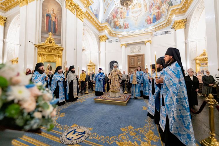 В канун Недели 24-й по Пятидесятнице митрополит Кирилл совершил всенощное бдение в Казанском кафедральном соборе