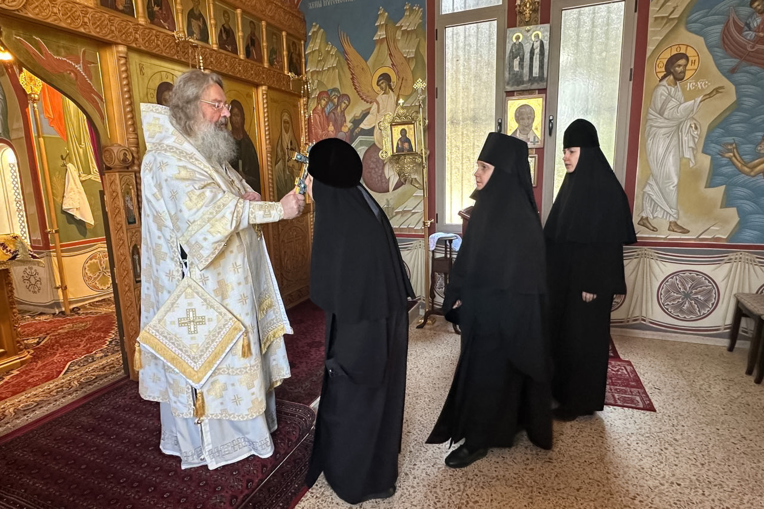 Митрополит Кирилл совершил Литургию в Марии-Магдалинском храме в Магдале