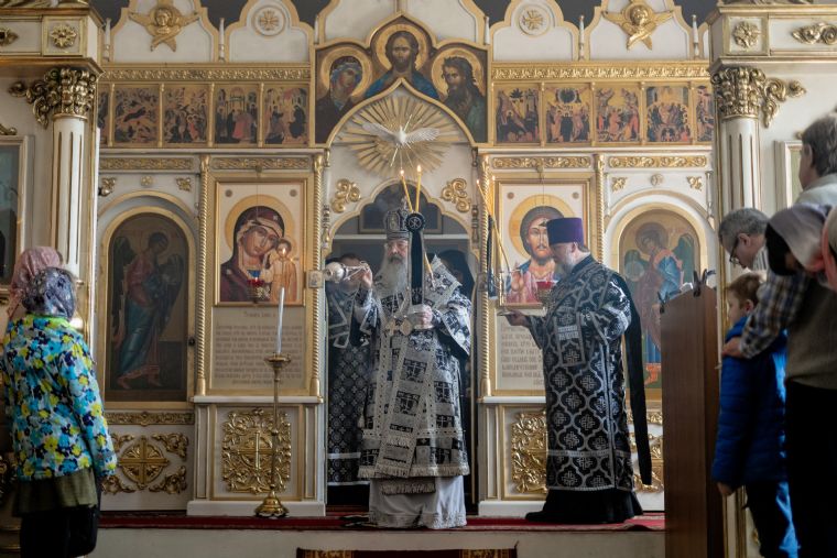 В среду 5-й седмицы Великого поста митрополит Кирилл совершил Литургию Преждеосвящённых Даров и освятил колокола в Князь-Владимирском храме посёлка Октябрьский